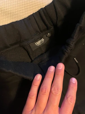 Svarta mjukisbyxor från Trapstar - Svarta mjukisbyxor från Trapstar med dragsko i midjan och tryckt logga på ena benet. Tvättar o fixar till de innan leverans! Var inte rädd för att fråga om det skulle va något!
