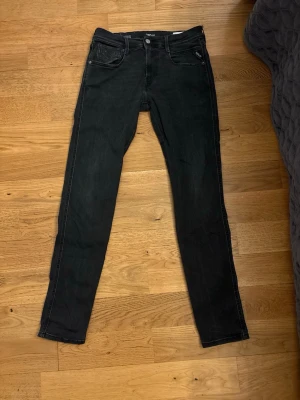Replay Anbass Hyperflex - Säljer ett par feta svarta Replay Anbass! Storlek är 30/32. Passformen är slim. Hör av dig vid frågor☺️