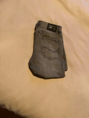 Grå jeans från Jack n jones - Säljer ett par grå jeans från Jack n Jones. Tvättar och stryker de innan de kommer! Fråga ba om det ör något!