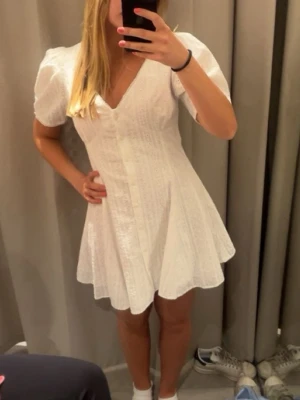Vit  klänning Zara  - Säljer denna nya klänningen från Zara, nyskick, aldrig använt med prislappen kvar. Pris går att diskutera!!!