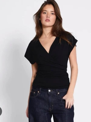 Svart wrap top - Säljer denna toppen från lager 157 då den är lite stor. Aldrig använt, lappen är fortfarande kvar💕