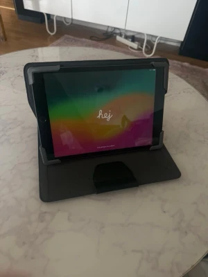 Apple ipad/surfplatta - Säljer denna IPad, de är en generation 9, 2021. 64 GB Targus fodral medföljer 