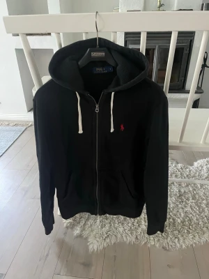 Ralph Lauren zip hoodie  - Skön raffe zip hoodie i storlek S. Använd men fint beg skick! Pris 545. MVH Simon 