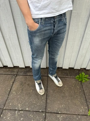 Nudie jeans - Nudie jeans - Modell: Grim Tim - Storlek: W30/L32(sitter som W28) - skick: 9/10 - Nypris runt 2000kr