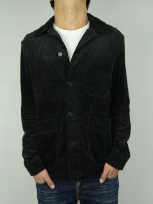 Arket Manchester overshirt  - ARKET MANCHESTER OVERSHIRT Storlek : 48 Passform : Passar M Användning : Jackan är i ett fint skick utan defekter Nypris : Cirka 1200SEK Modellen på bilden : 182CM och väger 73,5KG