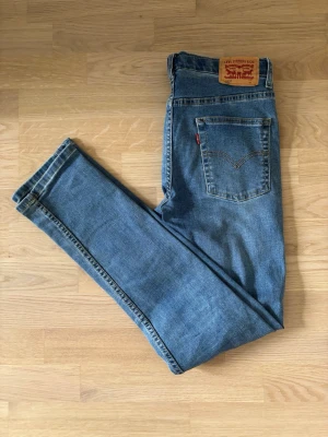 Levi's 512 jeans - Säljer ett par Levis 512 jeans i utmärkt skick. Storleken är slim