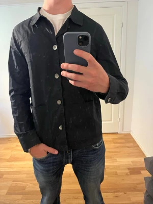 Oscar Jacobsson Overshirt svart  - Säljer denna sjukt snygga Overshirten från Oscar Jacobsson⭐️ Färgen är svart och storleken är M✅ Den har inga defekter och skicket är utomordentligt🙌🤝 Sjukt najs passform och passar perfekt till hösten☀️🙌 Tveka inte på att höra av er dig vid minsta fråga eller fundering😊
