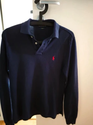 Långärmad polo Piké  - Fräsch långärmad Polo piké i storlek S. I ett bra skick och redo att användas till sommaren.