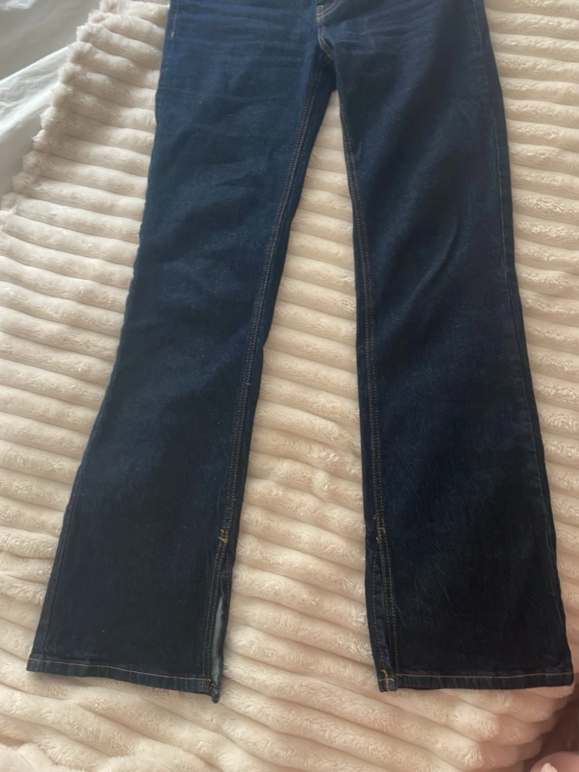 Mörkblå bootcut jeans med slits - 3