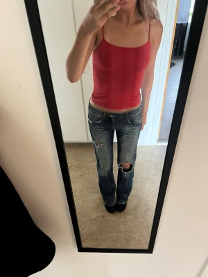 Blå slitna jeans från Diesel - Köpt vintage i Paris. Satt dit nitarna och gjort hålen själv btw. Inga defekter. Mina standard mått: midja 35-38 innerben 80-85 cm. 