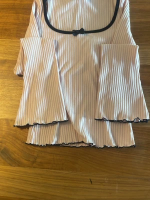 Långärmad topp från H&M/Divided. - Långa armar, passar bra till fest eller besök. 