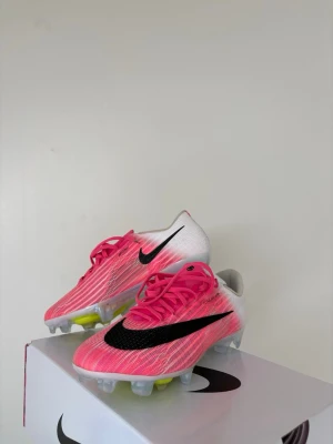 Nike Mercurial rosa fotbollsskor - Helt nya fotbollsskor. Andvända i 30 min, kontakta mig vid frågor o funderingar🤩