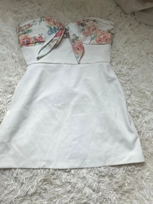 Zara klänning - Supergullig klänning från Zara, utsåld/säljs ej längre💕Knappt använd💕