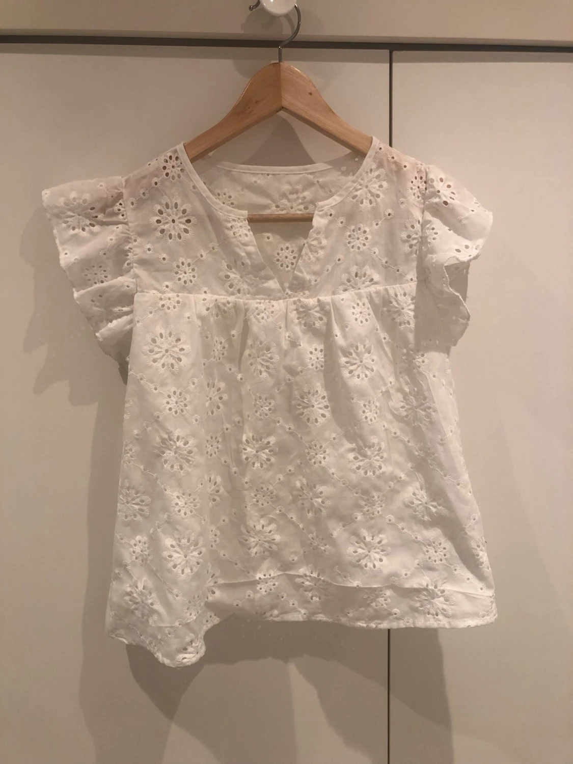 Vit blus med volangärmar och broderi - 2