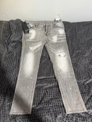 Grå  jeans från Dsquared2 - Storlek 34 (50)