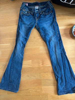 Utsvängde True religion jeans i storlek w25/xs - Inga defekter, jag säljer dem då det inte passar längre, Utsvängda. Längden passar mig bra(jag är 161)