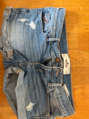 Hollister shorts i storlek xs/0/w24 - Ljusblåa och snygga hollister shorts i storlek xs/0/w24. Säljer då dessa inte passar längre. 