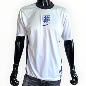 England Tröja Vit Strl M - Helt ny, högkvalitativ replika  Storlek: M  Pris: 299kr  Leverans: Skickas inom 24 timmar  Observera: Begränsat antal i lager – först till kvarn gäller  