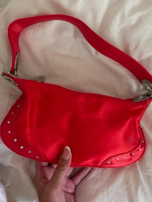 Vintage korallfärgad handväska - Superfin korallfärgad handväska köpt på second hand butik i Sydney