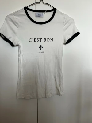 Vit t-shirt Holly & Whyte XS - Vit t-short från Mindex. Bra skick, bara använd några gånger.