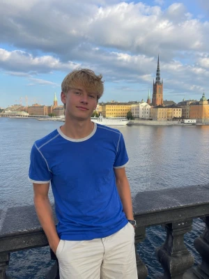 Blå t-shirt från Identity - Blå t-shirt från Identity med vita kontrastsömmar och vit kant runt hals och ärmslut. Klassisk passform och mjukt bomullsmaterial som känns skönt mot huden. Perfekt till jeans eller shorts för en enkel och clean look.