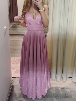 rosa klänning  - Rosa och glittrig klänning från Mecco. Aldrig använd i helt nyskick. Ursprungligt pris var 280€ (3 052kr). 