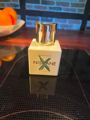 Nishane Hacivat X Extrait de Parfum - Säljer en exklusiv parfym från Nishane, Hacivat X Extrait de Parfum. Helt full ink box