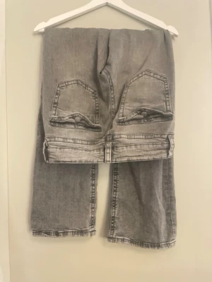 Gråa vida jeans - Gråa jeans från ginatricot