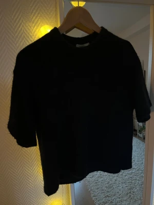 Mörkblå stickad tröja Gina Tricot - En mörkblå stickad tröja från Gina Tricot i premiumkvalitet. Tröjan har korta ärmar och rund halsringning. Perfekt att använda när som!!❤️❤️