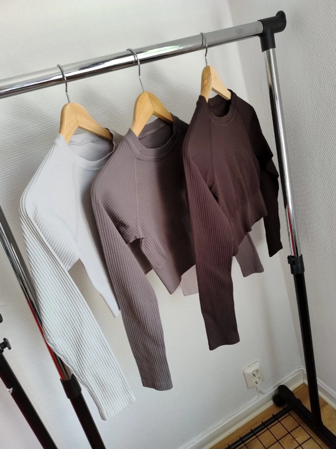 Ribbstickade crop tops i neutrala färger