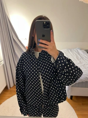 Mörkblå prickig jacka - Så snygg blå jacka med vita prickar. Aldrig använd med lappen kvar!
