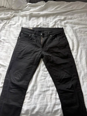 Svarta Levi's 512 slim jeans - Snygga svarta jeans från Levi's modell 512 med slim passform. Nypris 1300! Helt oanvända👊Priset går att diskuteras🤝Kom DM för frågor 🛫