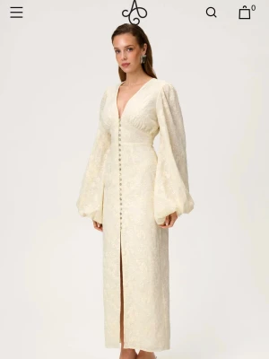 Ljusgul klänning från Adoore - Säljer min Adoore Positano Dress i storlek 32. Klänningen är helt ny och aldrig använd. Prislappen sitter fortfarande kvar och extra knapp medföljer. Jag beställde två olika storlekar och valde att behålla den andra, så denna har bara provats hemma.