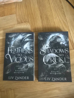 Feathers So Vicious & Shadows So Cruel - Två mörka fantasyromaner av Liv Zander: 'Feathers So Vicious' och 'Shadows So Cruel' från serien Court of Ravens. Böckerna har svart omslag med mystiska illustrationer av korpar och vita fjädrar. Perfekt för dig som gillar fantasy, romantik och spänning.