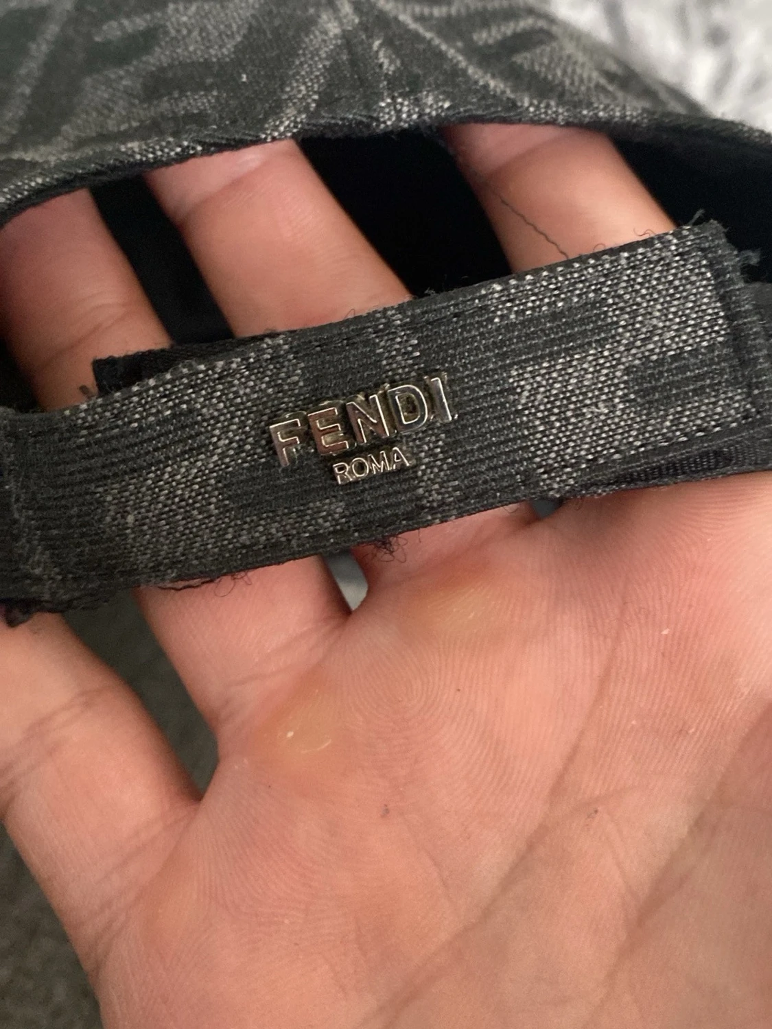 Svart keps från Fendi med logomönster - 1