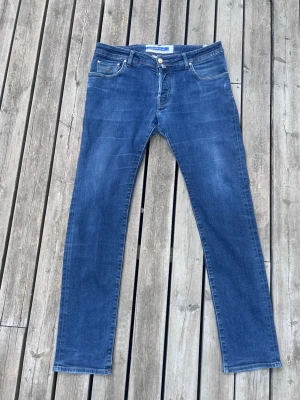 Jacob cohen jeans - Tjena! Säljer ett par riktigt schyssta jacob cohen jeans. Riktigt sköna kvalitativa byxor med en riktigt go pass form i ändå gott skick. Tveka inte me att ställa frågor. Priset är defenitivt inte hugget i sten så kom med prisförslag!