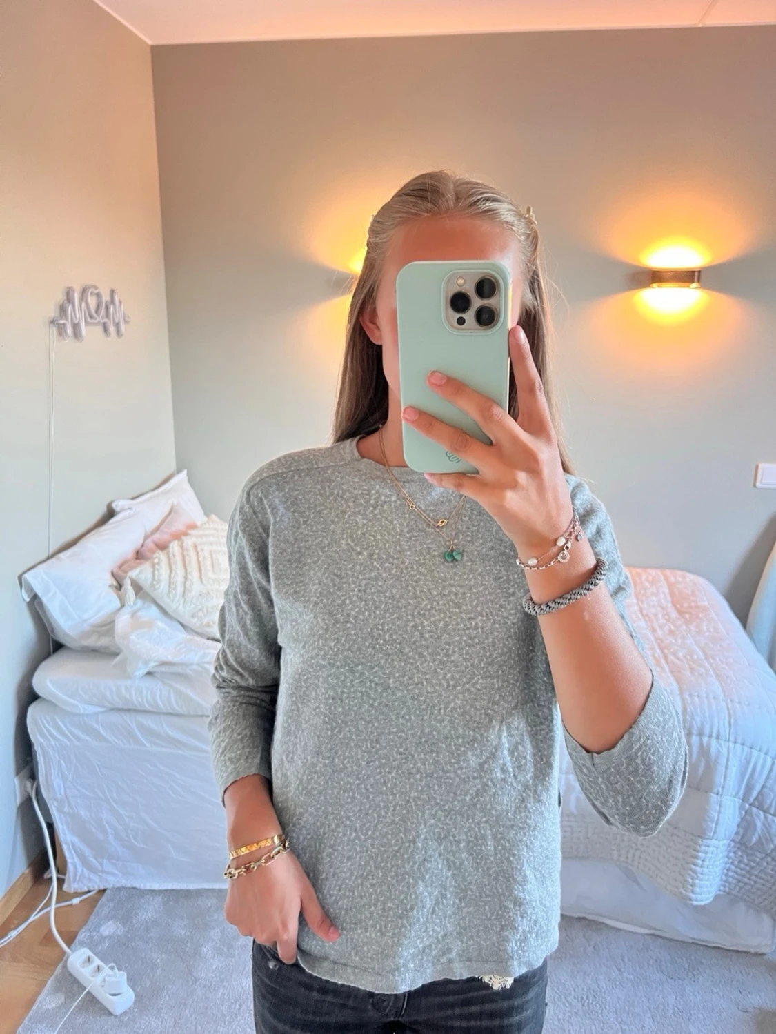 Ljusgrå långärmad tröja med mönster