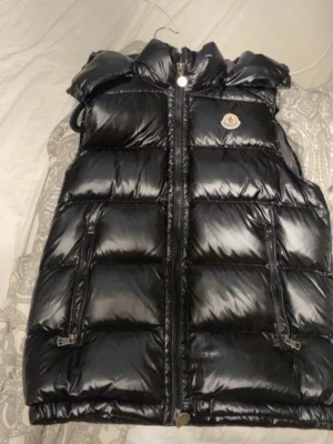 Moncler väst  - Helt ny äkta moncler väst i storlek 1. Passar både killar och tjejer.  Buda gärna!  Postar mellan 1-3 dagar efter köp.