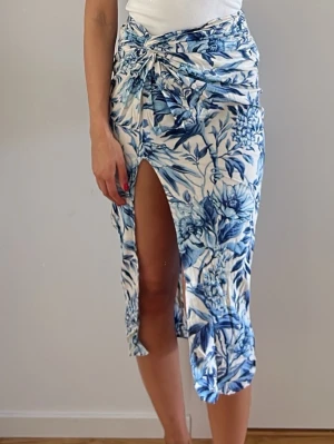 Blåvit blommig omlottkjol med slits - Köpt från H&M