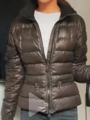 Svart pufferjacka från Moncler - Säljer nu min fina Moncler jacka som jag köpte för 3 år sedan begagnad. Finns inget äktehetsbevis på den så vet inte om den är äkta eller inte!!! Men ser äkta ut!! Storlek: 0/XS,S. Färg: Mörkbrun. Jackan är figursydd och går in runt midjan. Kom gärna med prisförslag, kan gå ner i pris vid snabb affär!!!. Jackan har små defekter och saknar en lapp inuti jackan (Se bild) Kontakta mig vid fler frågor 😊