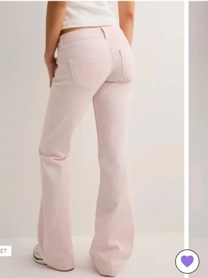 Ljusrosa bootcut jeans - Säljer ett par ljusrosa bootcut jeans. Dom är aldrig använda. Säljer då jag ångrade mig men hade redan klippt av lappen. Jätte skönt material och stretchiga. Jag är 172 och dom sitter perfekt i längden, lågmidjade. 