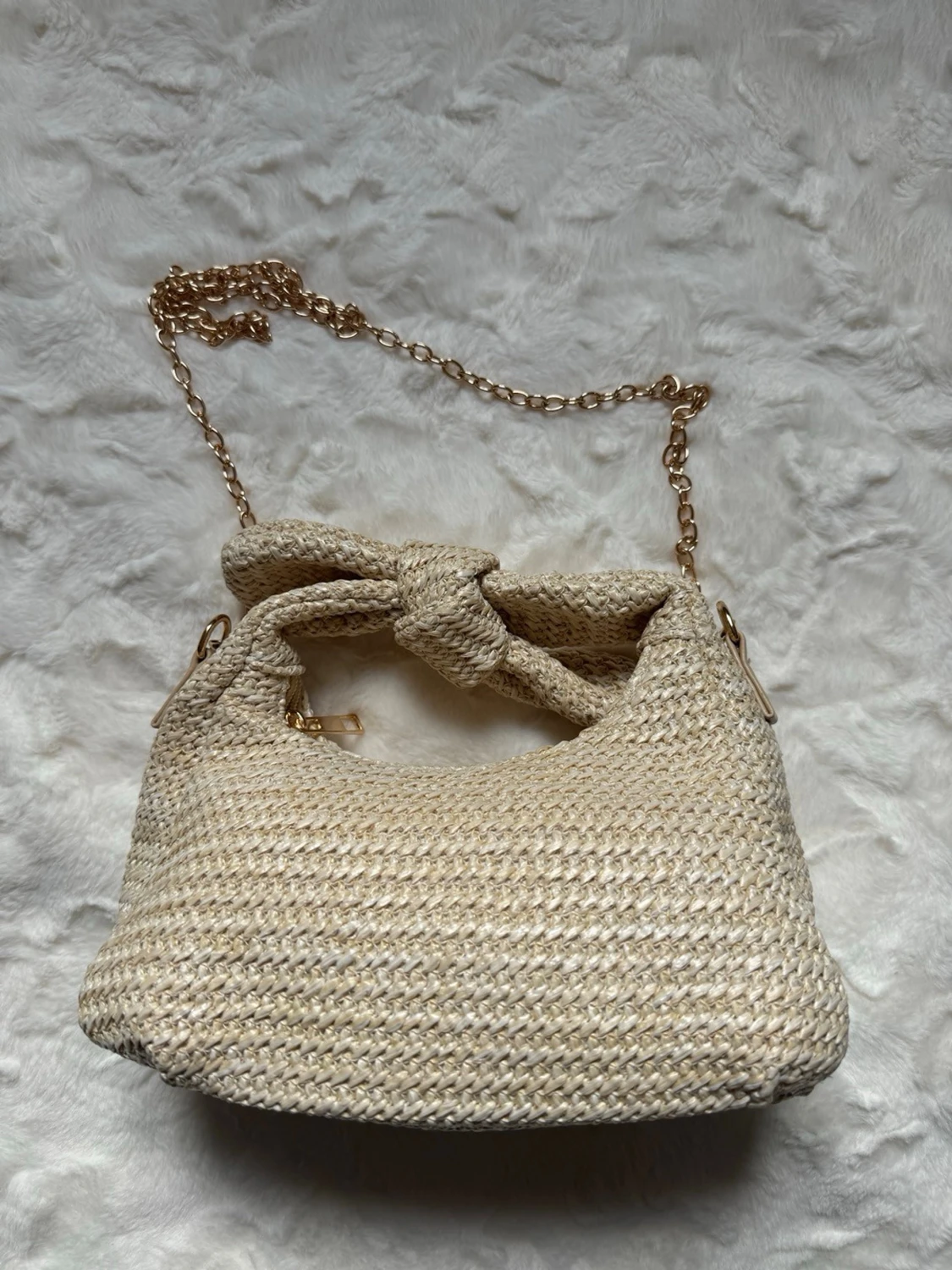 Beige virkad handväska med snäckdetaljer - 2