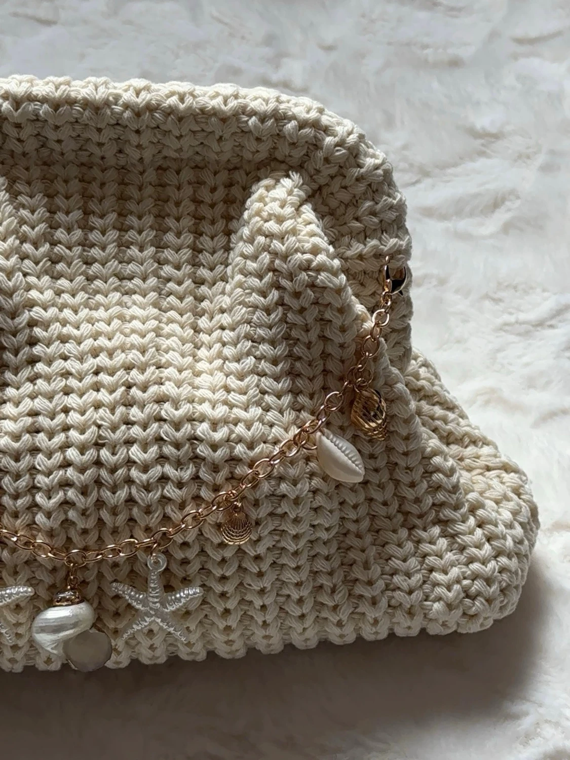 Stickad beige kuvertväska med snäckor - 2