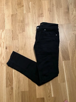 Nudie Jeans - Storlek 30/32 - Stilrena Nudie jeans för män till salu, storlek W30/L32. Byxorna är mycket bra skick, inga skador. Hör av dig vid intresse/frågor. PRIS KAN DISKUTERAS!