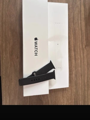 Apple Watch SE G2 - Säljer en Apple Watch SE (Gen 2) i silver aluminium, 40 mm. Klockan är endast använd ett fåtal gånger och fungerar perfekt utan några problem.  ✅ Mycket fint skick ✅ Original laddare medföljer ✅ Två sportband ingår – svart & vitt ✅ Nollställd och redo för ny ägare  Perfekt för träning, hälsa, notiser och vardagsbruk. Batteriet håller bra och klockan är redo att användas direkt.  📦 Det som ingår:  * Apple Watch SE (Gen 2) 40 mm * Magnetisk laddkabel * Svart sportband * Vitt sportband * Originalfö