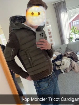 Moncler Tricot cardigan  - Säljer min killes cardigan åt honom, såndär qr grej funkar och den är äkta. Pris tror jag kan dirkuteras. Köp den så blir han glad och kan köpa saker till mig🤗🤗🤩🤩❤️