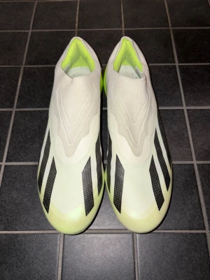 Adidas X Crazyfast.1 Laceless - Säljer Adidas X Crazyfast.1 Laceless FG i storlek 42 2/3. Använda men i gott skick. För naturgräs men funkar även bra på konstgräs.