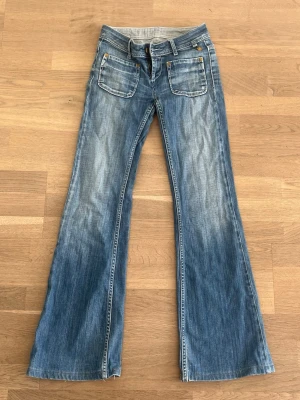 Lågmidjade bootcut jeans - Coola jeans köpta second hand, med låg midja och utsvängda ben💕 Midjemått: 37 cm Innerbenslängd: 77cm