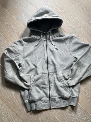 Peak performance hoodie  - Tjena! Rensade garderoben och hittade denna godbiten!! En grå zip hoodie från peak performance som är riktigt snygg och passar bra till allting!! Storlek S skick 8,5/10 (muddarna skadade) hör av dig vid mer frågor eller funderingar 🤩mvh Ga