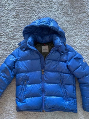 Moncler Maya - Säljer denna fina Maya!  Size 3  Bra condition fast använt skick.  Finns water stains som bör gå bort i kemtvätt, aldrig testat själv.  Se sista bild, färg blivit mörk på axeln efter användning av axelväska. Vet ej om det går att få bort, aldrig testat själv.  Ingen som syns vid användning.  Bud är välkomna!🙌